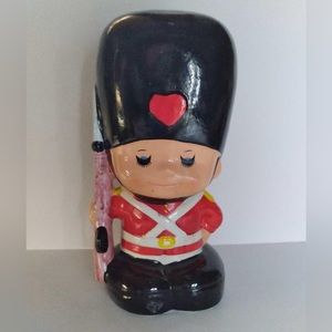 Vintage Queens Guard Ceramic Piggy Bank.
Missing rubber stoper on bottom.